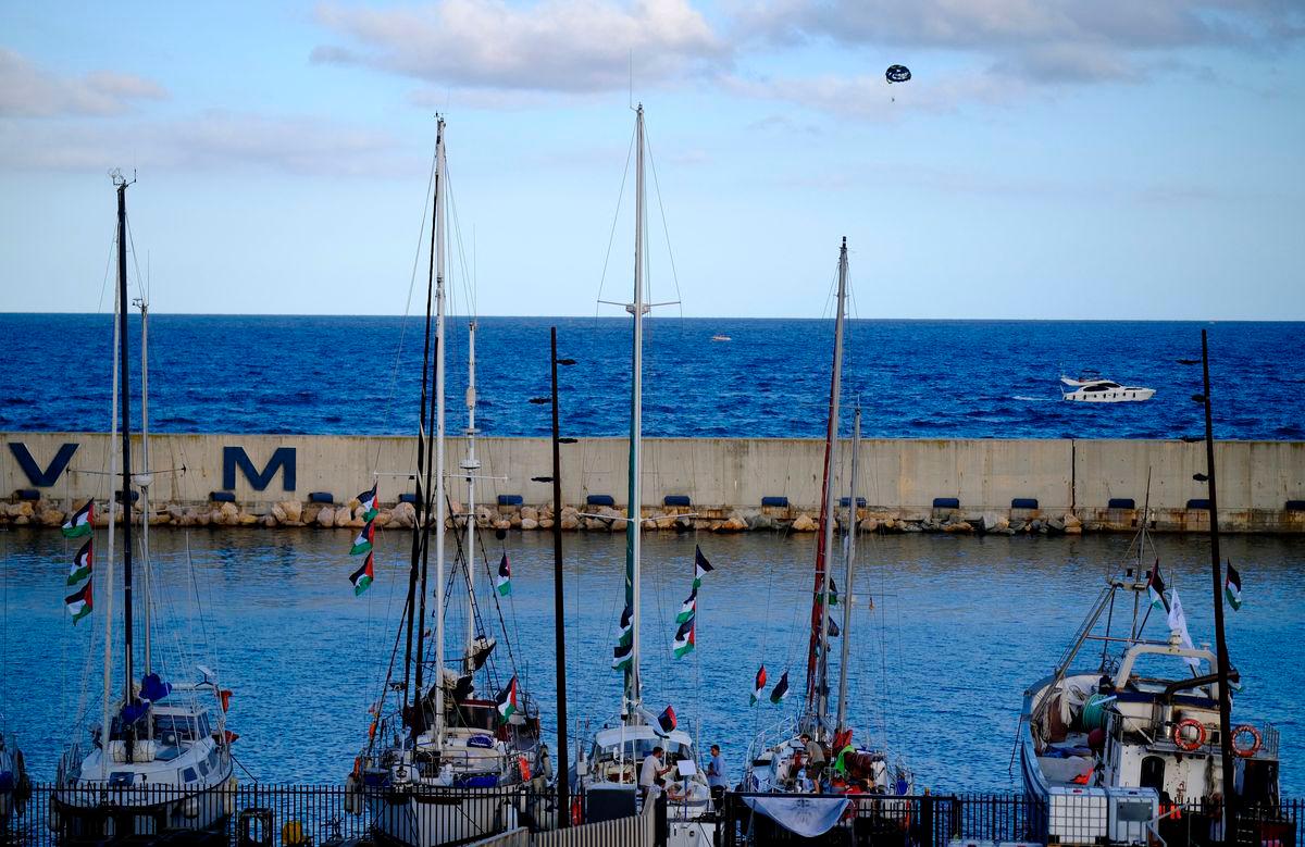 Bendera Palestin berkibar pada bot layar yang merupakan sebahagian daripada ekspedisi kemanusiaan Flotila Sumud Global ke Gaza, di pelabuhan Barcelona, Sepanyol pada 30 Ogos 2025. REUTERS/Nacho Doce