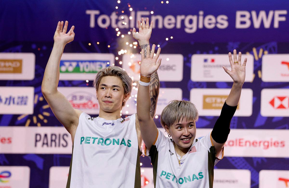 Badminton - BWF World Championships - Adidas Arena, Paris, France - August 31, 2025 Mixed doubles gold medallists Malaysia’s Tang Jie Chen and Ee Wei Toh celebrate on the podium. - REUTERS/Stephanie Lecocq