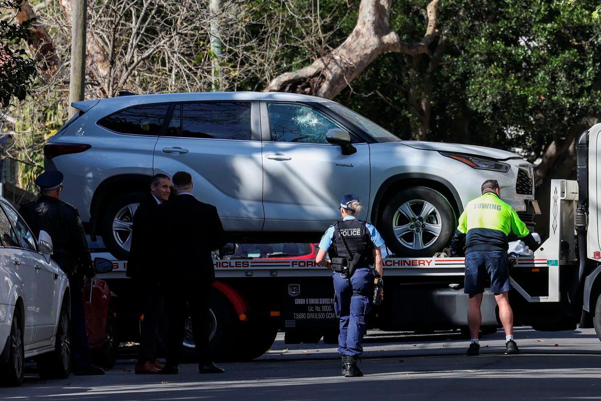 Police officers oversee the loading of a car with a smashed window onto a flatbed truck after it crashed into the Russian consulate in Sydney, Australia, September 1, 2025. REUTERS/Hollie Adams