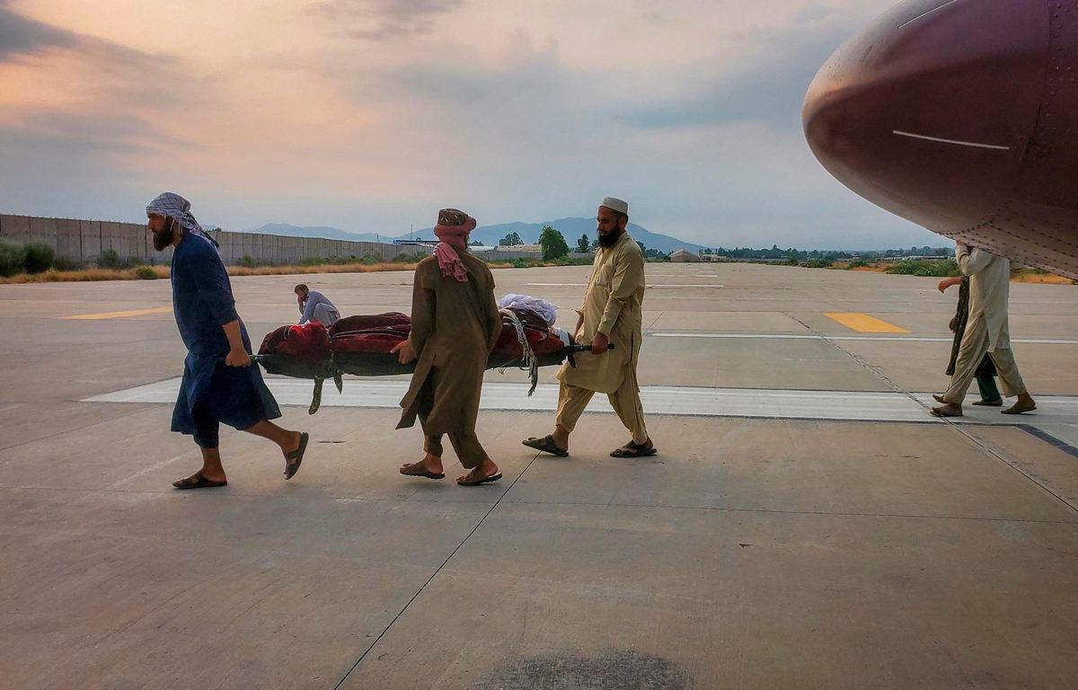 People carry an earthquake victim on a stretcher to an ambulance at an airport in Jalalabad, Afghanistan, September 1, 2025. REUTERS/Stringer
