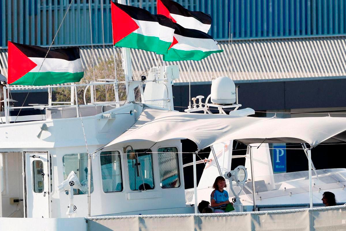 Gambar Hiasan Sahaja: Aktivis Sweden, Greta Thunberg, memberikan reaksi terhadap sebuah bot pada hari keberangkatan Flotila Global Sumud ke Gaza dari Barcelona, Sepanyol, 1 September 2025, selepas cuaca buruk memaksa flotila itu kembali ke pelabuhan sebelum ini. - REUTERSPIX