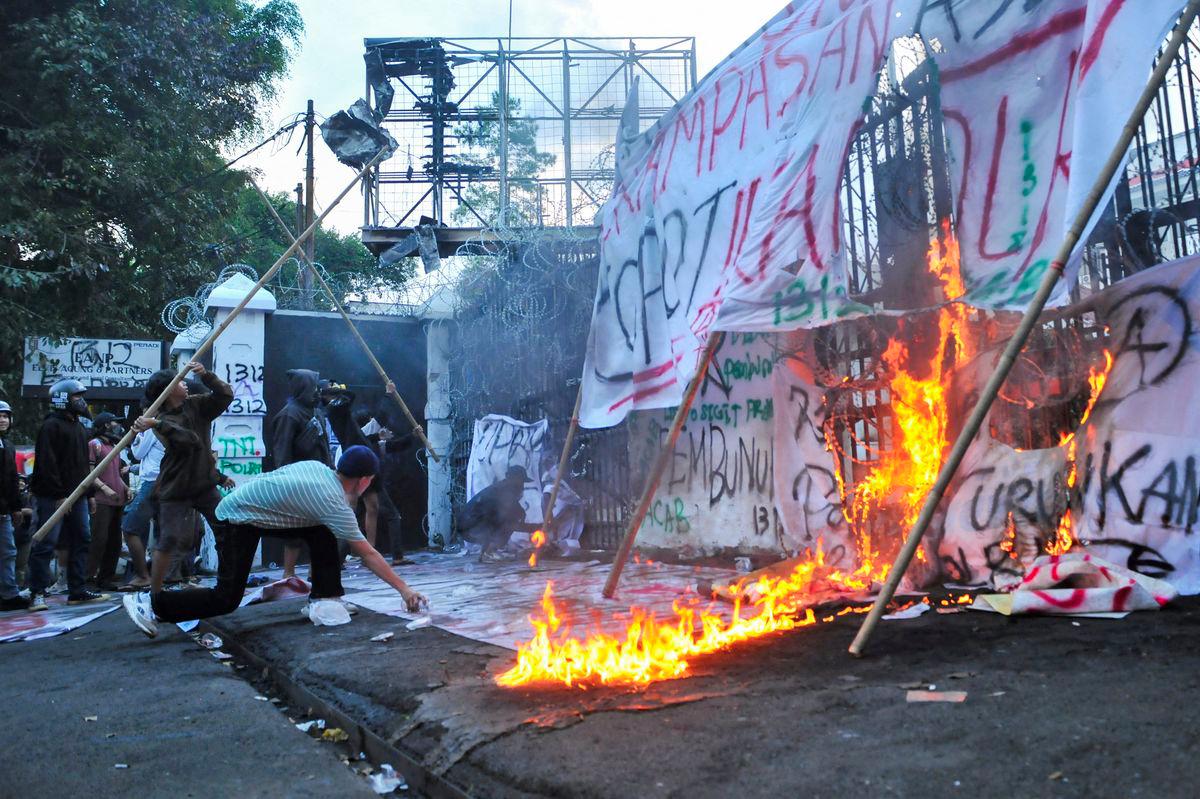 Protesters throw bamboo sticks while setting banners on fire at the gate of the regional parliament building during a protest against the government's spending priorities, such as enhanced perks for lawmakers, in Bandung, West Java province, Indonesia, September 1, 2025. - REUTERSPIX