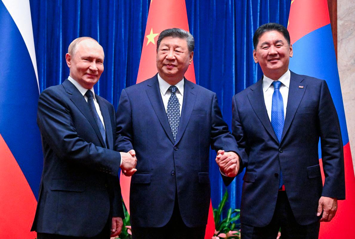 Russian President Vladimir Putin, Chinese President Xi Jinping and Mongolian President Ukhnaagiin Khurelsukh pose for a picture before a meeting in Beijing, China September 2, 2025. - Sputnik/Sergey Bobylev/Pool via REUTERSPIX