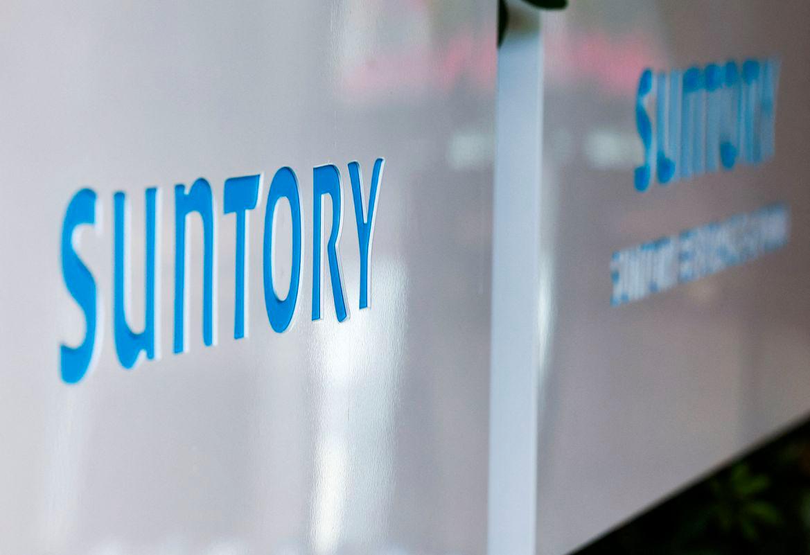 Suntory Holdings' logo on the day of a press conference after its Chairman Takeshi Niinami has submitted his resignation after becoming the subject of a cannabis law violation, in Tokyo, Japan September 2, 2025. - REUTERSPIX