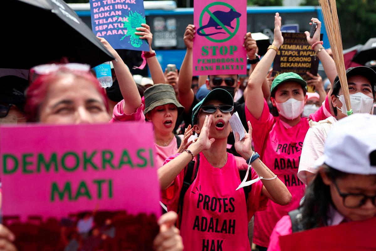 Women, including ones holding brooms and placards, shout slogans during a protest against lawmakers' perks and police brutality, brandishing brooms as a symbol of their calls for reform, outside the Indonesian parliament building in Jakarta, Indonesia, September 3, 2025. - REUTERSPIX