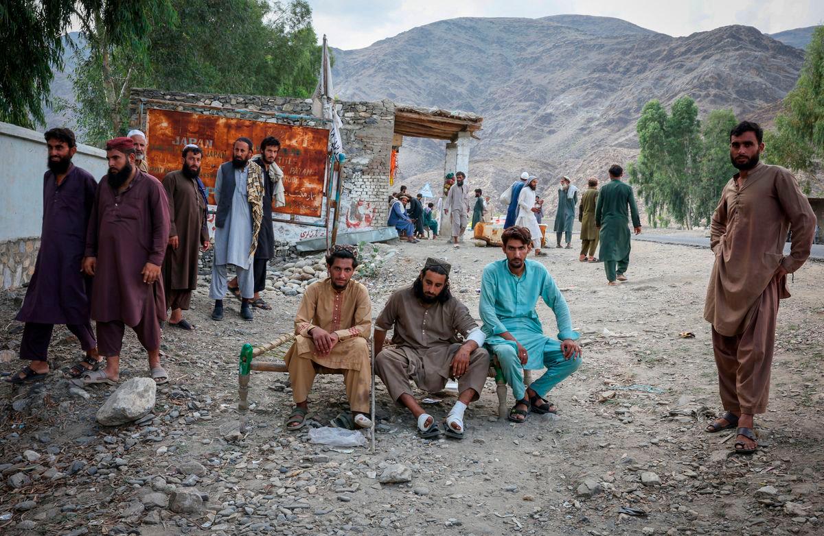 Mangsa gempa bumi bermagnitud 6 yang mengorbankan ramai nyawa di Afghanistan pada Ahad, menunggu di luar klinik bergerak yang didirikan di dalam sebuah sekolah, di daerah Nurgal, wilayah Kunar, Afghanistan, 3 September 2025. REUTERS/Sayed Hassib