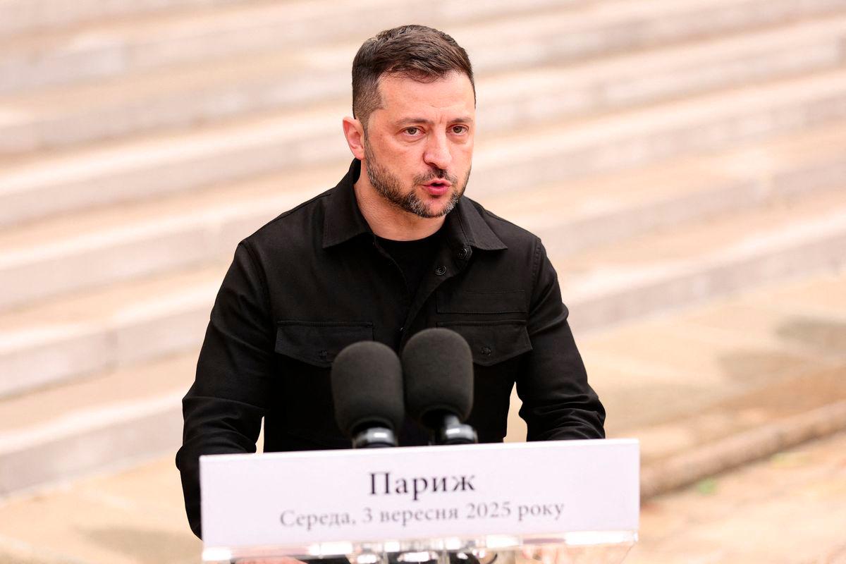 Ukraine's President Volodymyr Zelenskiy delivers a speech before a working meeting with French President Emmanuel Macron, at the Elysee Palace in Paris, France, September 3, 2025. - Teresa Suarez/Pool via REUTERSPIX