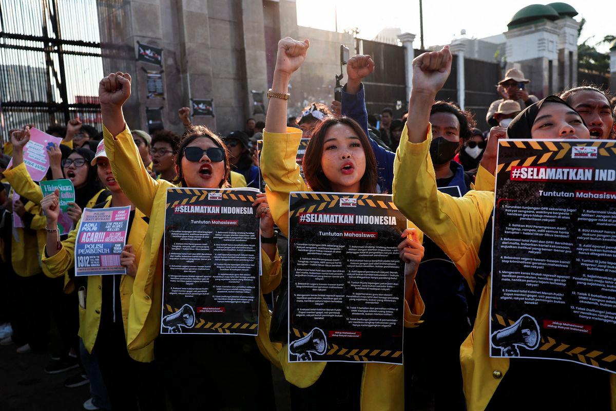 University students holding posters shout slogans during a protest demanding the release of demonstrators detained during the widespread protests over parliamentarians' extra pay and housing allowances, which escalated after a police armoured vehicle hit and killed a driver of a ride-hailing motorbike, outside the Indonesian parliament building in Jakarta, Indonesia September 4, 2025. - REUTERSPIX