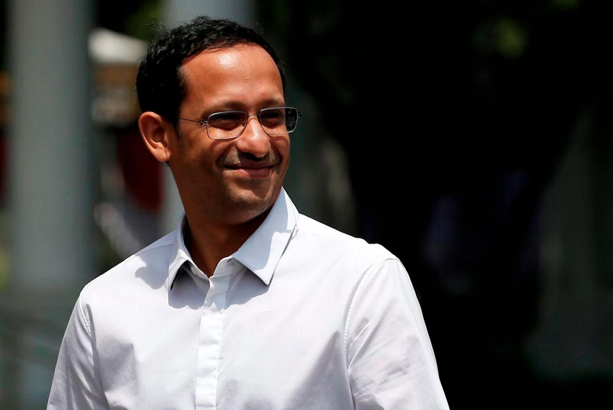 Nadiem Makarim, founder of the Indonesian ride-hailing and online payment firm Gojek waves to journalists as he arrives at the Presidential Palace in Jakarta, Indonesia, October 21, 2019. - REUTERS