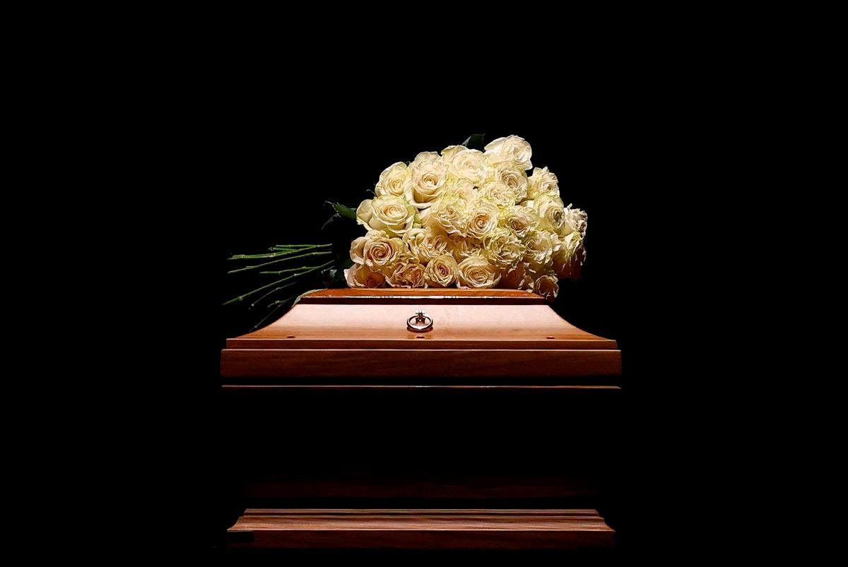 Flowers are placed on the coffin of designer Giorgio Armani as he lies in state at the Armani/Teatro, following his death at the age of 91, in Milan, Italy September 6, 2025. REUTERS/Gonzalo Fuentes TPX IMAGES OF THE DAY