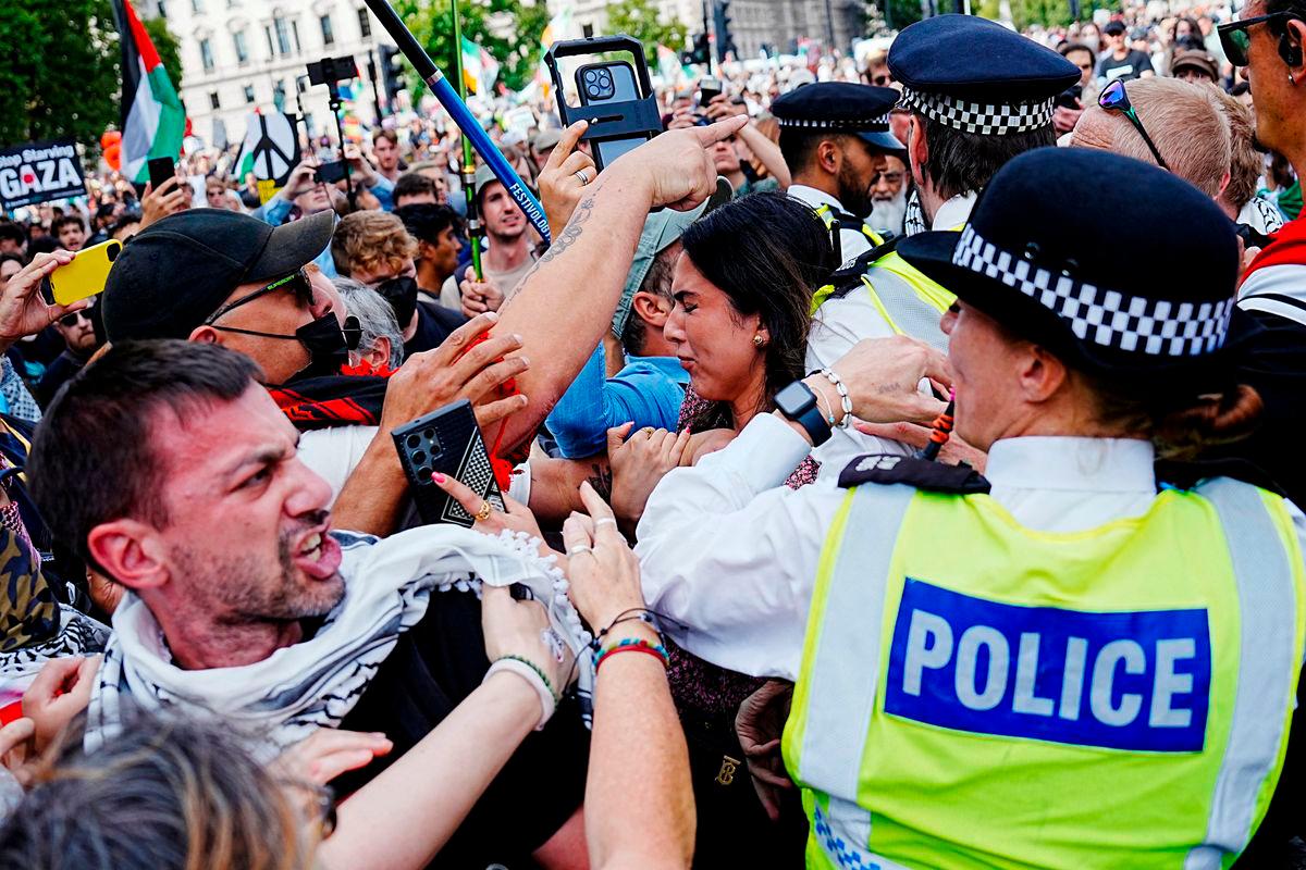 Police officers stand guard as demonstrators attend the “Lift The Ban” rally organised by Defend Our Juries, challenging the British government’s proscription of “Palestine Action” under anti-terrorism laws, in Parliament Square, in London, Britain, September 6, 2025. REUTERS/Carlos Jasso