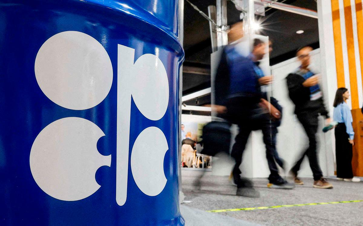 FILE PHOTO: People walk past an installation depicting barrel of oil with the logo of Organization of the Petroleum Exporting Countries (OPEC) during the COP29 United Nations climate change conference in Baku, Azerbaijan November 19, 2024. REUTERS/Maxim Shemetov/File Photo