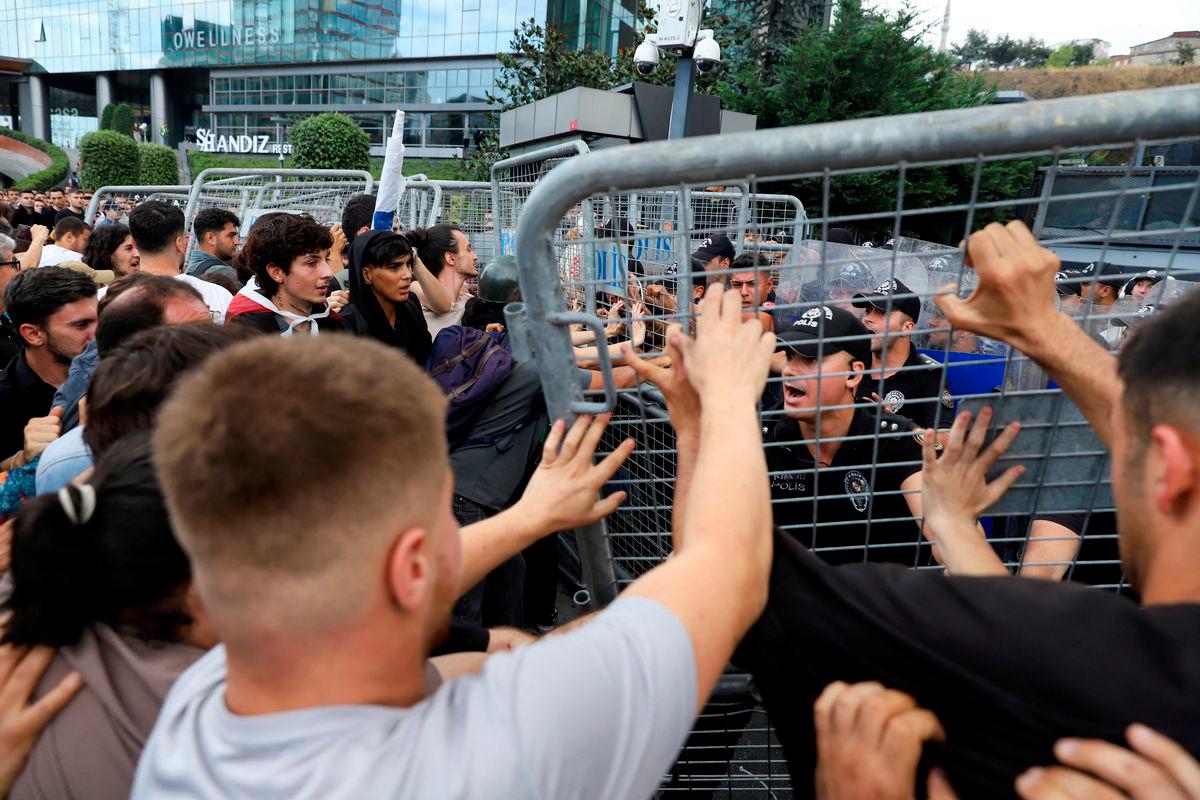 Supporters of Turkey’s main opposition Republican People’s Party (CHP) push police barricades as they try to reach the CHP Istanbul provincial office, after a recent court ruling that ousted the CHP’s Istanbul provincial leadership, in Istanbul, Turkey, September 8, 2025. REUTERS/Dilara Acikgoz