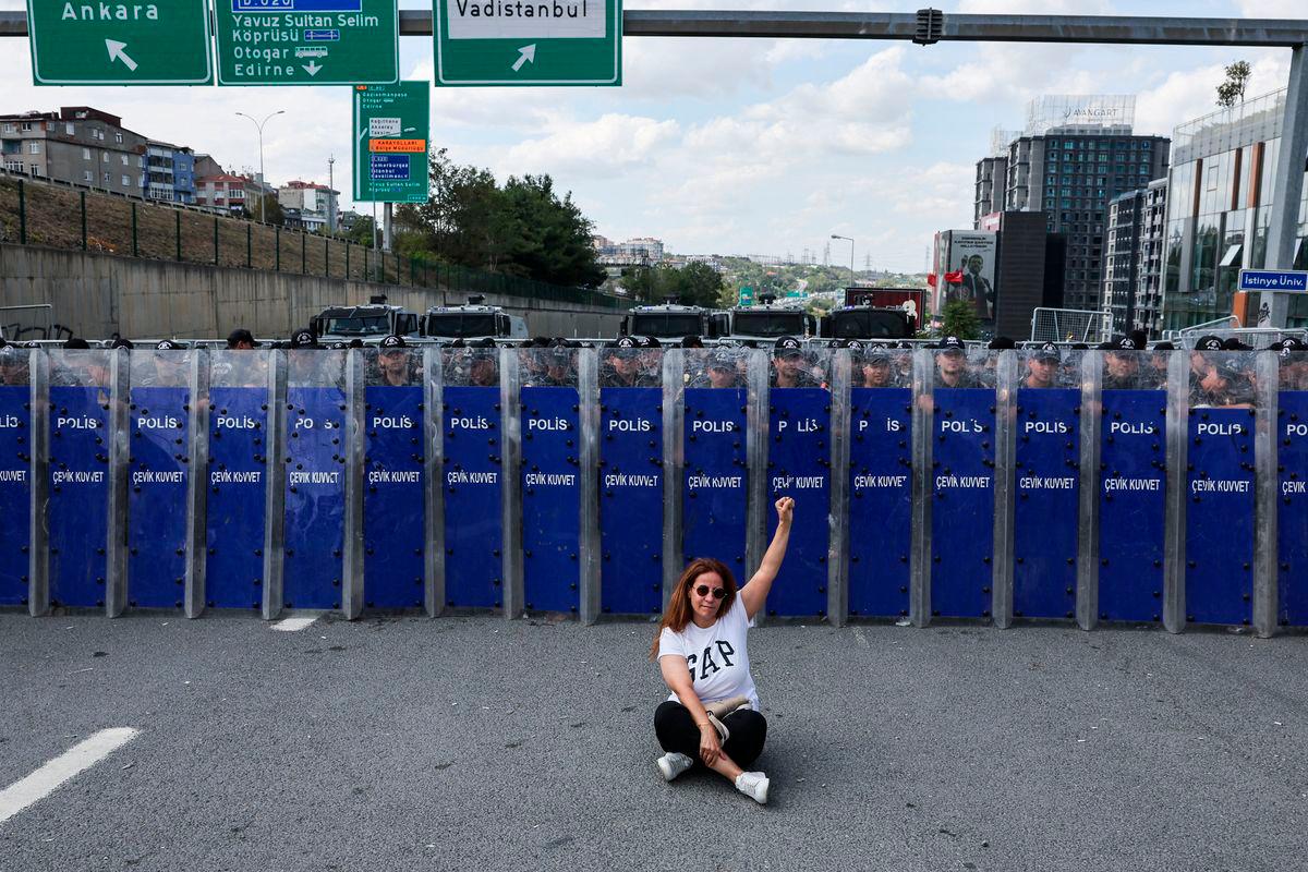 A person raises her fist in front of police officers as they block the road leading to the Istanbul provincial office of Turkey’s main opposition Republican People’s Party (CHP) where a banner of the jailed Istanbul Mayor Ekrem Imamoglu hangs, as supporters of CHP try to reach the office, after a recent court ruling that ousted the CHP’s Istanbul provincial leadership, in Istanbul, Turkey, September 8, 2025. REUTERS/Umit Bektas