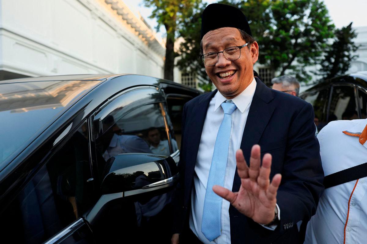 Indonesia’s newly appointed Finance Minister Purbaya Yudhi Sadewa waves to journalists following his inauguration at the Presidential Palace in Jakarta, Indonesia, September 8, 2025. REUTERS/Willy Kurniawan