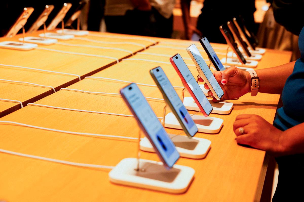 A person holds an Apple iPhone at the company’s first retail store in Bengaluru, India, September 2, 2025. REUTERS/Priyanshu Singh/File Photo