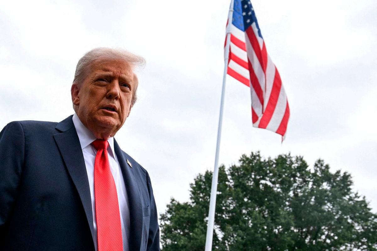 FILE PHOTO: U.S. President Donald Trump talks to the press on the South Lawn of the White House, in Washington, U.S., September 7, 2025. REUTERS/Annabelle Gordon/File Photo