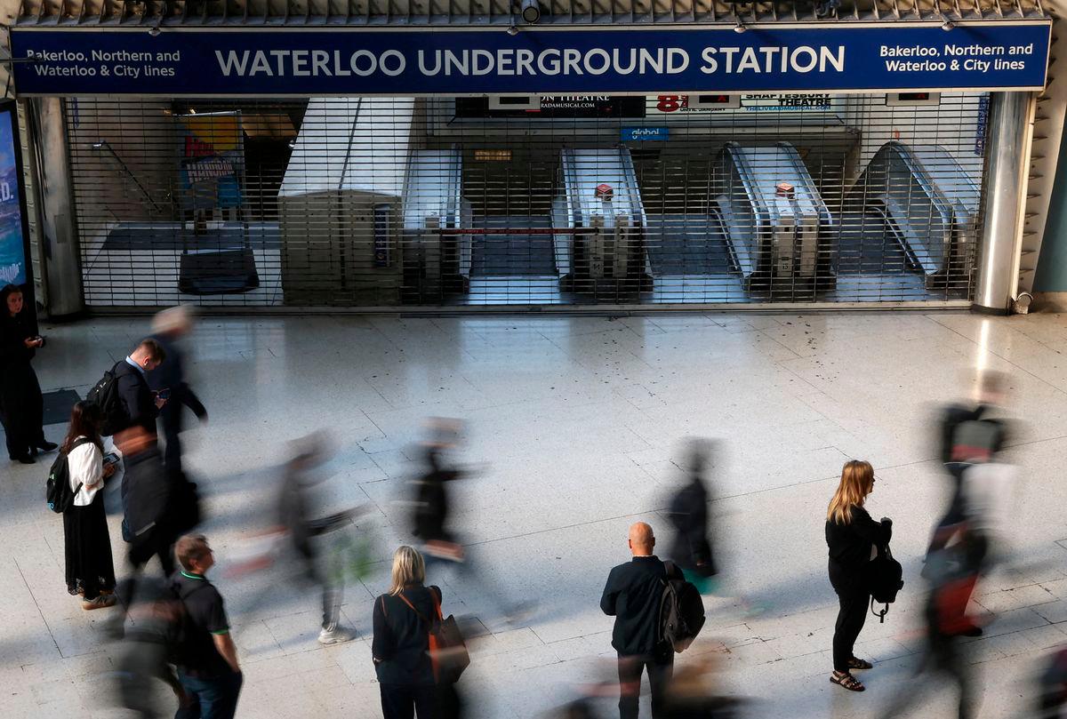 Travellers pause and walk past a closed London Underground entrance during the morning rush hour, as London Tube rail strikes continue, at Waterloo Station in London, Britain, September 8, 2025. REUTERS/Toby Melville TPX IMAGES OF THE DAY