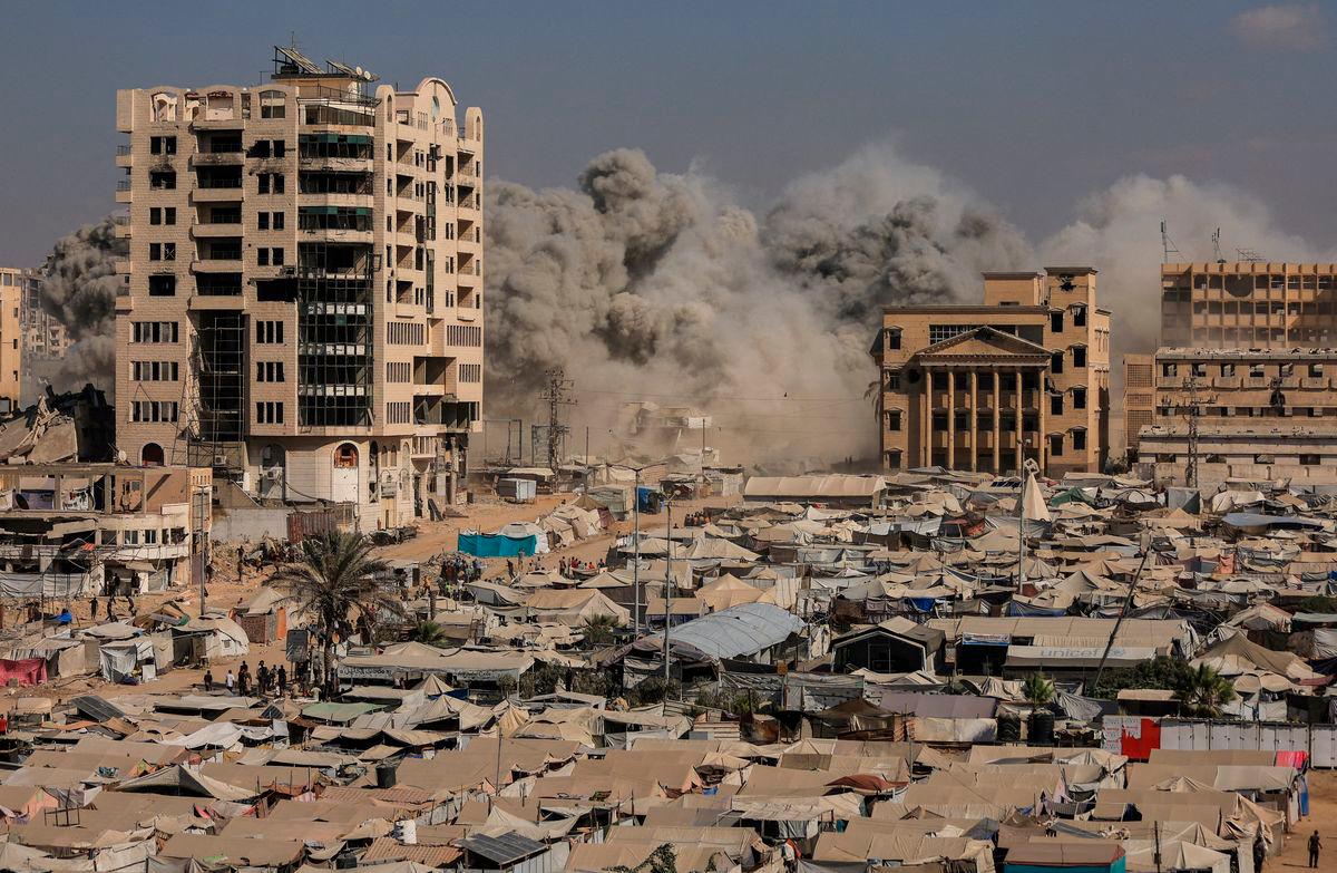 Smoke rises as a residential building collapses after an Israeli air strike, in Gaza City, September 8, 2025. REUTERS/Dawoud Abu Alkas/File Photo
