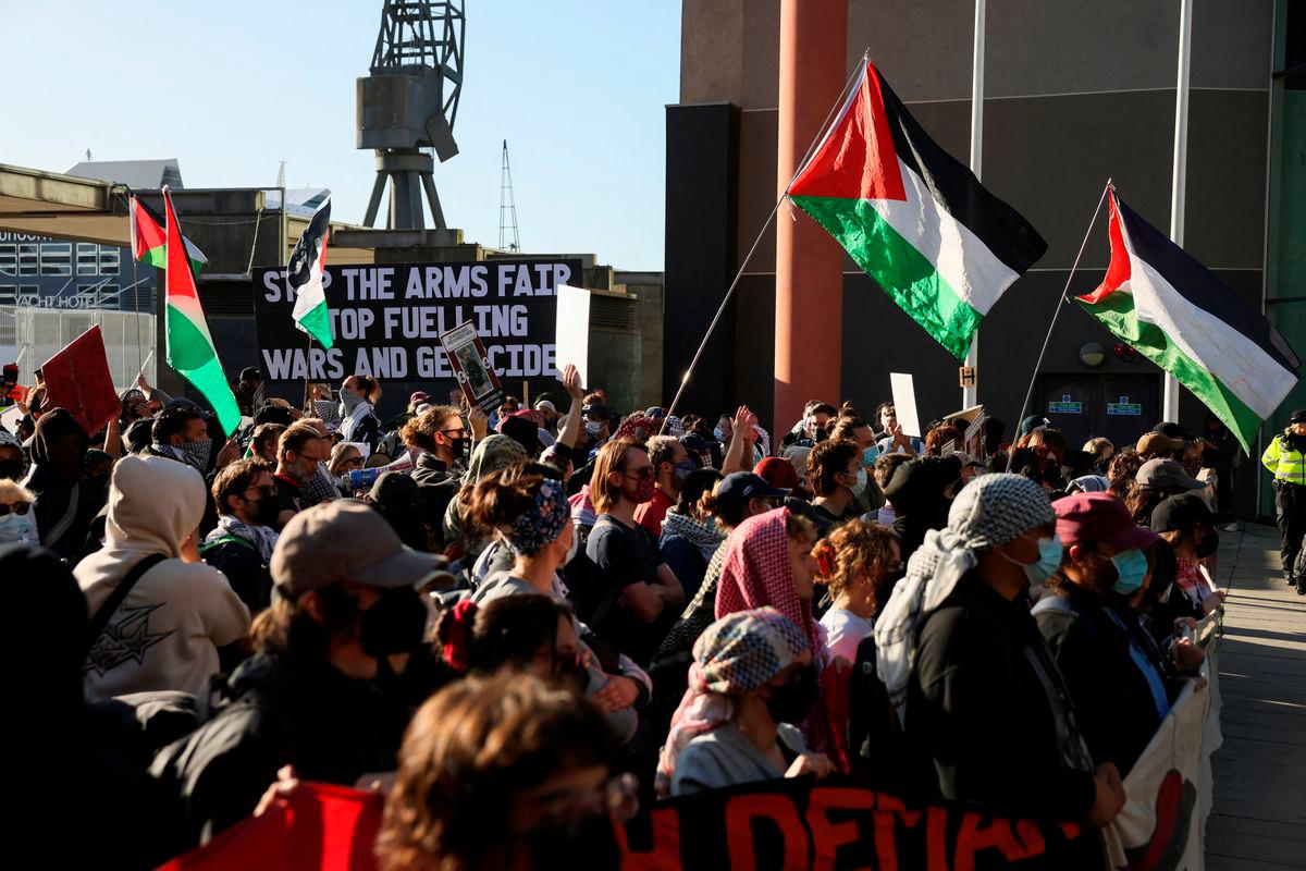Demonstrators with Palestinian flags protest against UK arms exports and Israeli weapons firms, amid the war in Gaza, outside the Defence and Security Equipment International (DSEI) arms fair in London, Britain, September 9, 2025. REUTERS/Jack Taylor