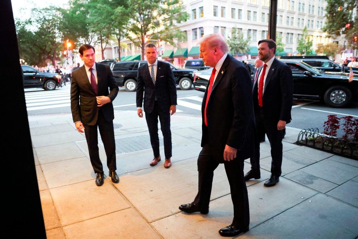 U.S. President Donald Trump, U.S. Vice President JD Vance, Secretary of State Marco Rubio and Defense Secretary Pete Hegseth arrive at Joe’s Seafood restaurant near the White House for dinner, in Washington, D.C., U.S., September 9, 2025. REUTERS/Jonathan Ernst