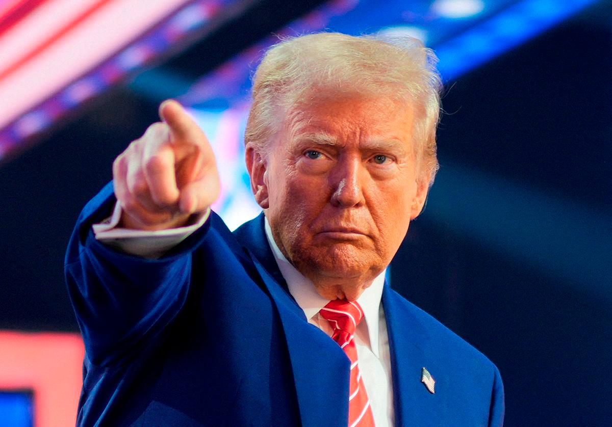 FILE PHOTO: U.S. President-elect Donald Trump gestures at Turning Point USA’s AmericaFest in Phoenix, Arizona, U.S., December 22, 2024. REUTERS/Cheney Orr/File Photo To match Special Report USA-MEXICO/CIA