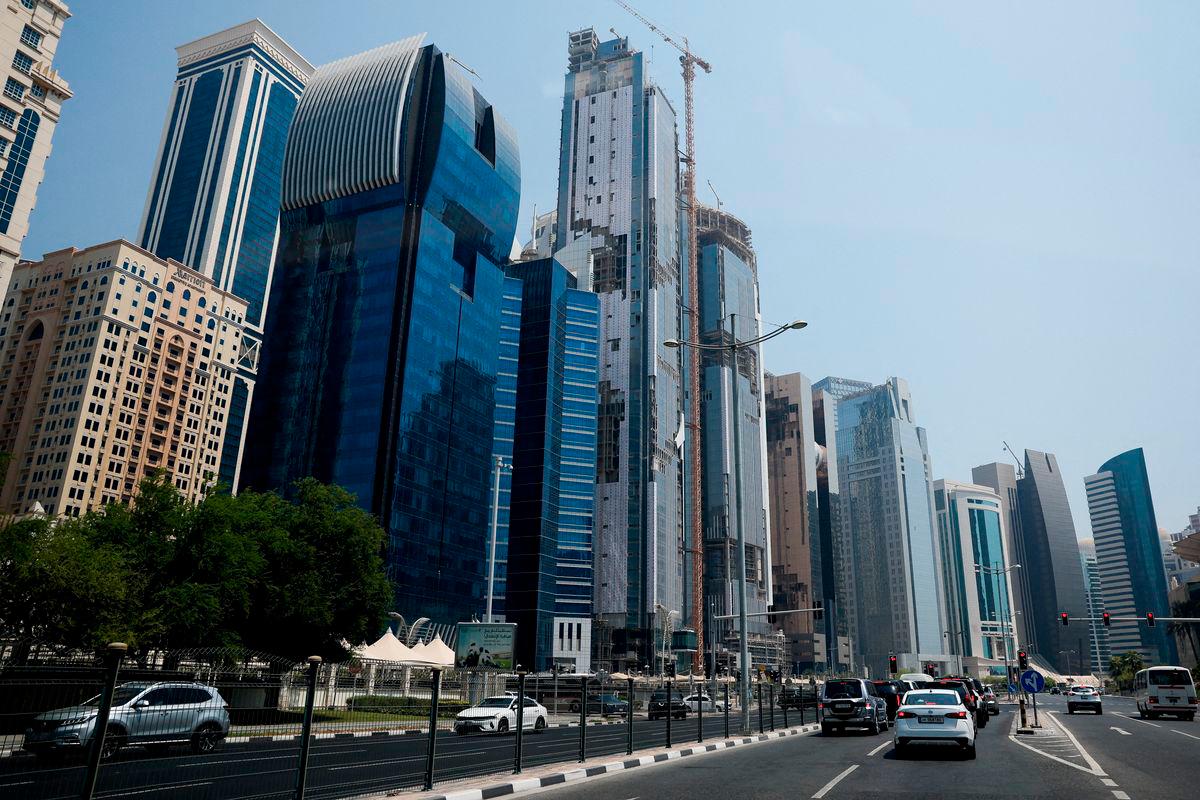 Vehicles stop at a red traffic light, a day after an Israeli attack on Hamas leaders, in Doha, Qatar, September 10, 2025. REUTERS/Ibraheem Abu Mustafa