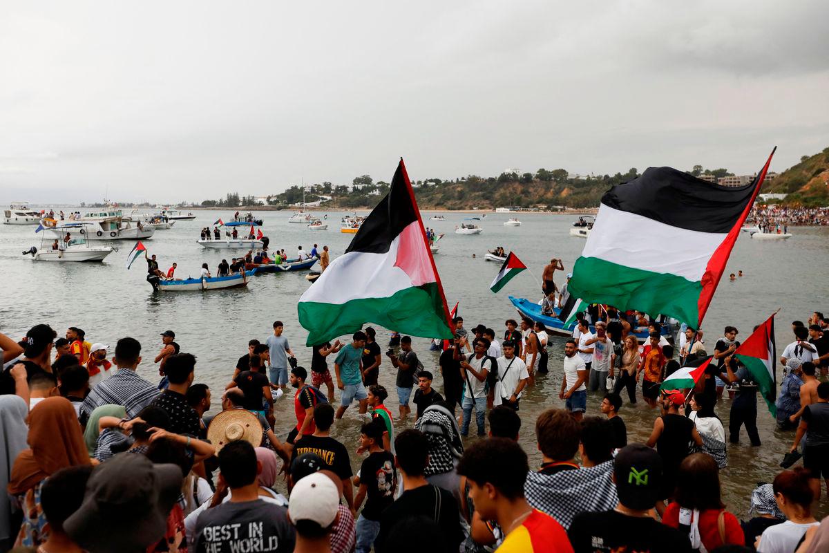 People gather, as they await the departure of the Global Sumud flotilla at the port of Sidi Bou Said, bound to leave for Gaza from Tunisia, along with other Tunisian boats, in a major act of solidarity with the Palestinian people against the Israeli blockade, Sidi Bou Said, Tunisia, September 10, 2025. REUTERS/Zoubeir Souissi