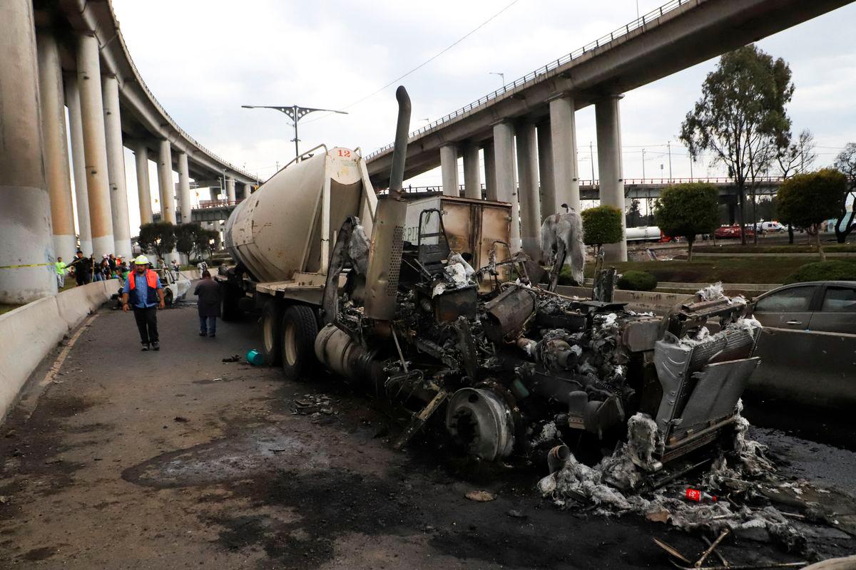 Seorang lelaki berjalan di sebelah rangka hangus sebuah treler, salah satu daripada kenderaan yang rosak dalam letupan tangki gas di Avenida Ignacio Zaragoza, di mana beberapa individu mengalami kecederaan melecur selepas tangki tersebut terbalik, di Mexico City, Mexico, 10 September 2025. REUTERS/Quetzalli Blanco
