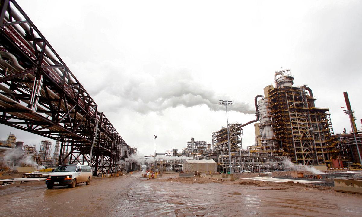 FILE PHOTO: A truck drives down a street at Syncrude’s oil sands operation on May 23, 2006 near Fort McMurray, Alberta. REUTERS/Todd Korol/File Photo
