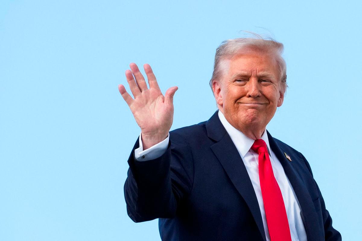 U.S. President Donald Trump gestures, while he boards Air Force One, as he departs for New York at Joint Base Andrews, Maryland, U.S., September 11, 2025. REUTERS/Ken Cedeno