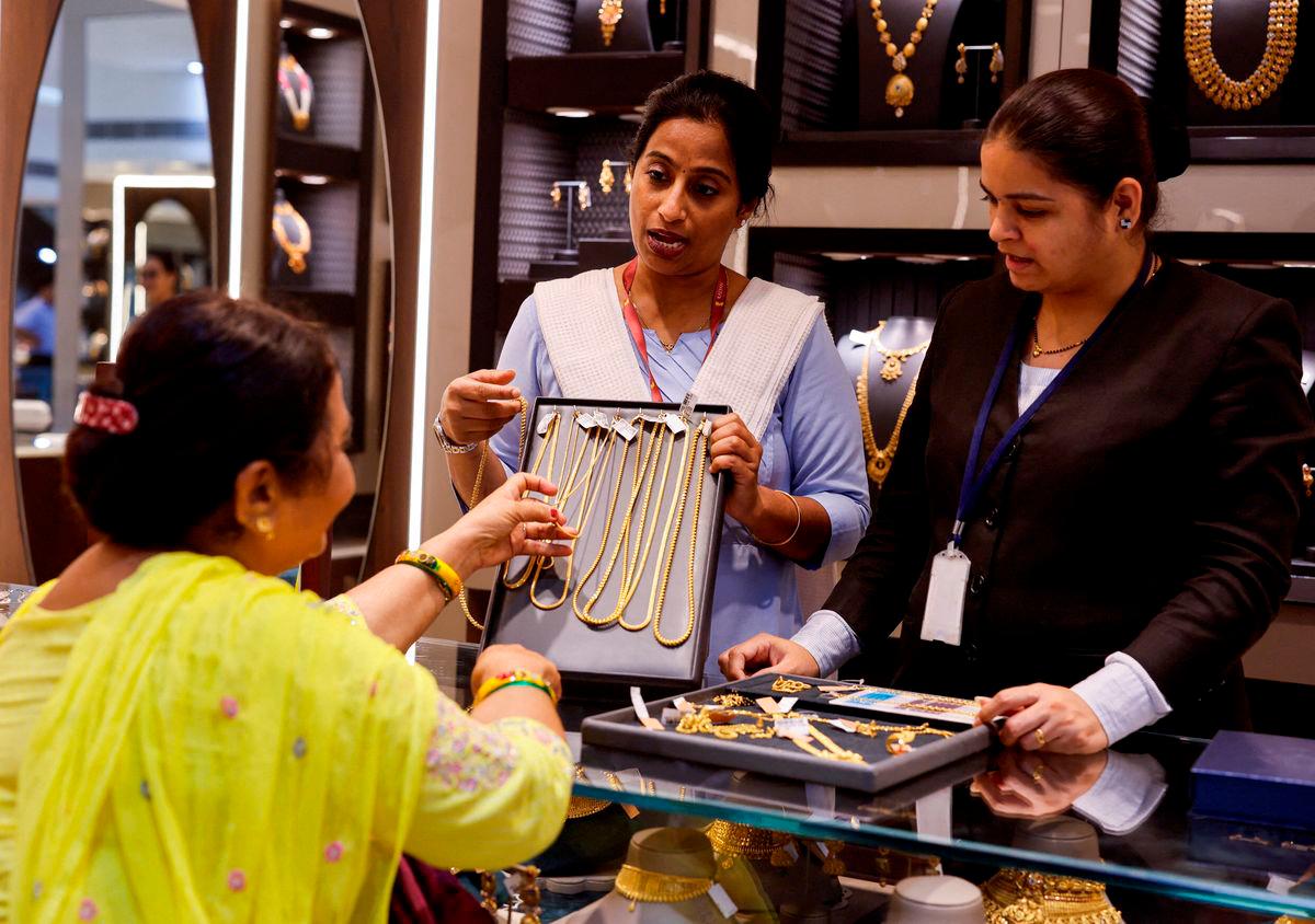 FILE PHOTO: A customer looks at gold chains at a jewellery store in Mumbai, India, March 20, 2025. REUTERS/Francis Mascarenhas/File Photo
