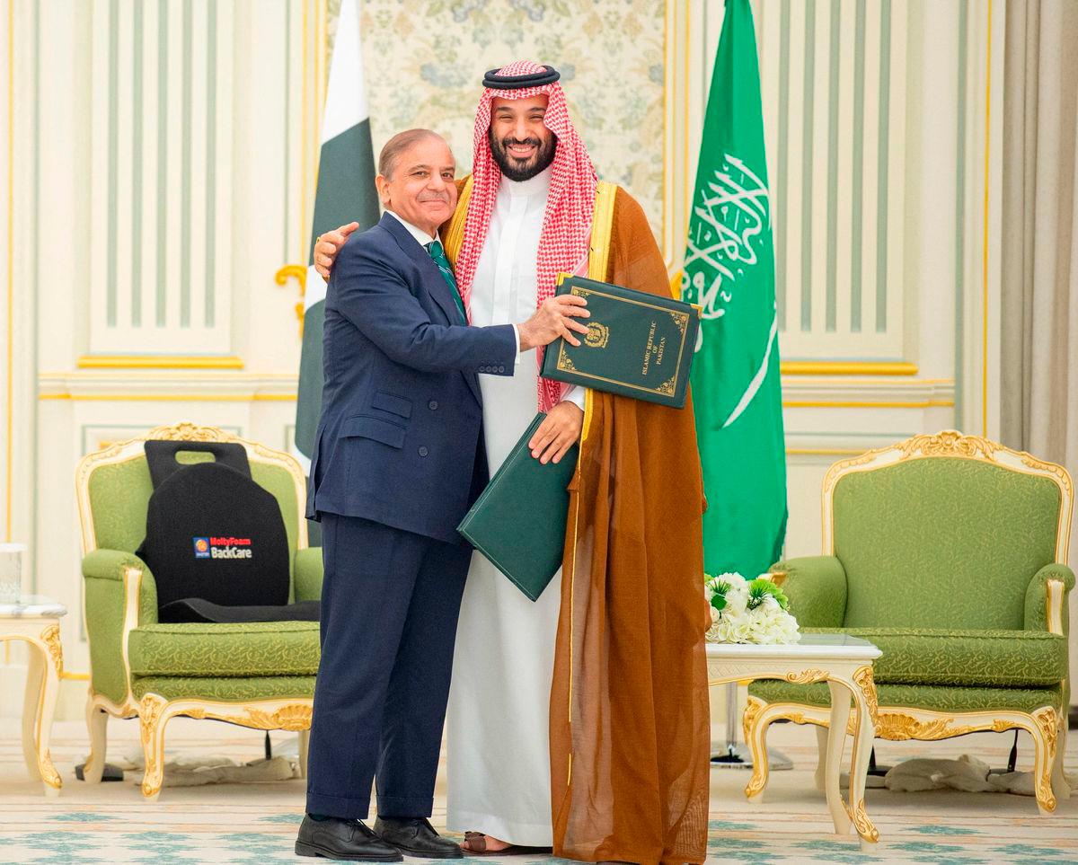 Putera Mahkota Arab Saudi Mohammed bin Salman dan Perdana Menteri Pakistan Shehbaz Sharif berpelukan pada hari mereka menandatangani perjanjian pertahanan, di Riyadh, Arab Saudi, 17 September 2025. Agensi Berita Saudi/Edaran melalui REUTERS.