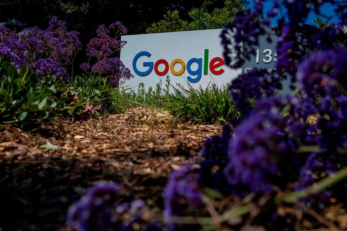 FILE PHOTO: A Google logo is seen at a company research facility in Mountain View, California, U.S., May 13, 2025. REUTERS/Carlos Barria/File Photo