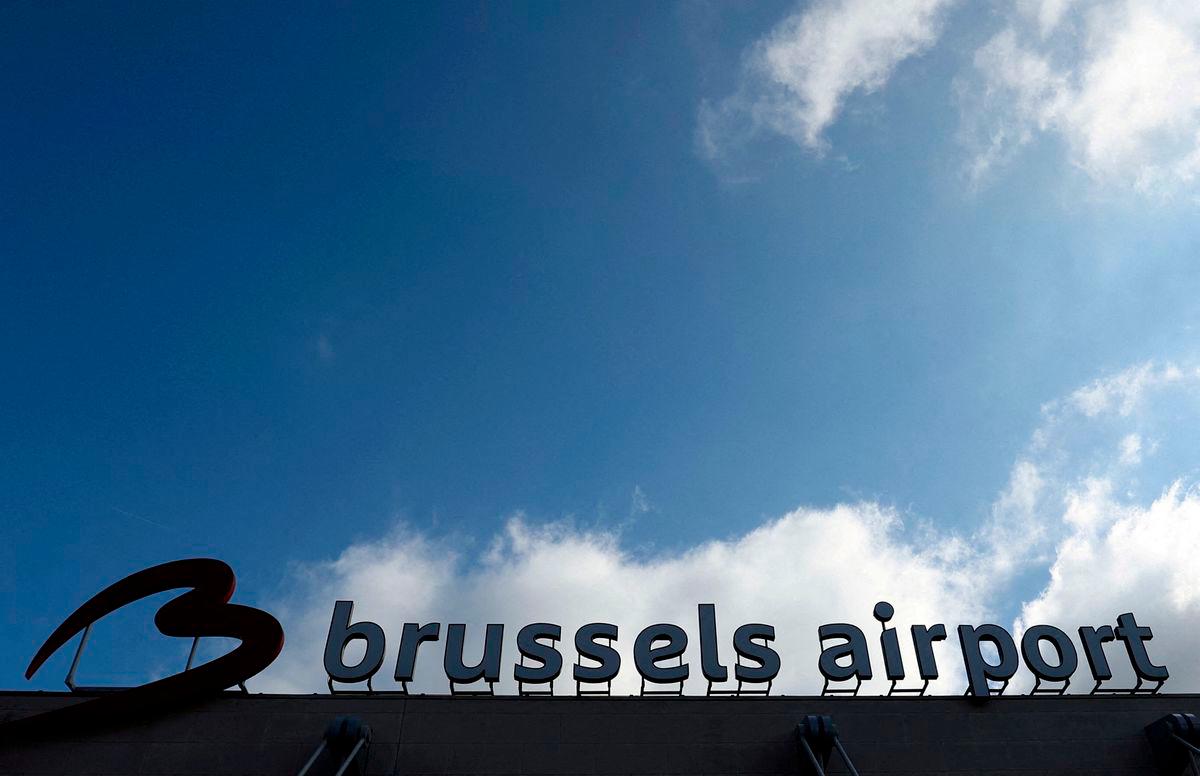 FILE PHOTO: The logo of Brussels international airport is seen outside the terminal in Zaventem, Belgium March 31, 2025. REUTERS/Yves Herman/File Photo