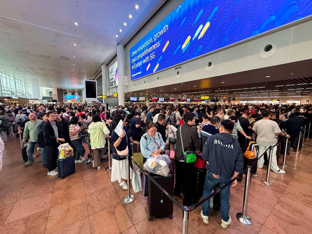 Travellers wait at Brussels airport, after a cyberattack at a service provider for check-in and boarding systems disrupted operations at several major European airports, in Zaventem near Brussels, Belgium September 20, 2025. REUTERS/Marta Fiorin TPX IMAGES OF THE DAY