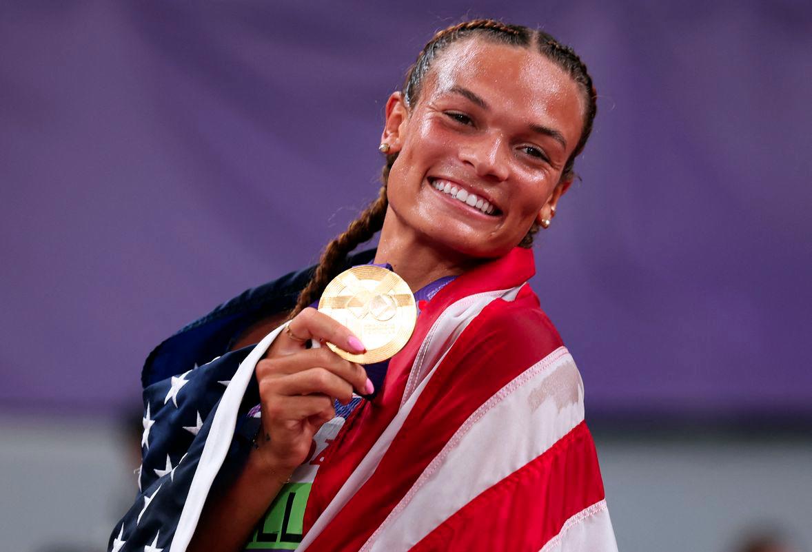World Athletics Championships Tokyo 2025 - Women's 800m Heptathlon Final - Japan National Stadium, Tokyo, Japan - September 20, 2025Anna Hall of the U.S celebrates with her medal and national flag after winning gold in the Heptathlon Final - REUTERSPIX