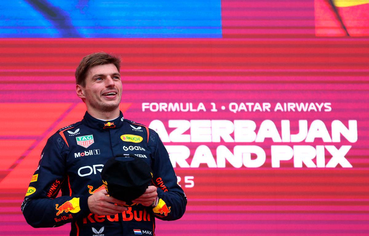 Max Verstappen dari Red Bull meraikan kejayaan di atas podium selepas memenangi Grand Prix Azerbaijan REUTERS/Lisi Niesner