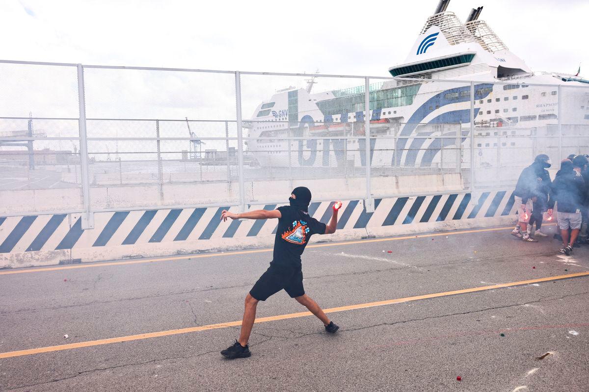 A protester prepares to throw an object at the port of Genoa during a nationwide strike that is part of a “Let’s Block Everything” protest in solidarity with Gaza, with activists also calling for a halt to arms shipments to Israel, in Genoa, Italy, September 22, 2025. REUTERS/Matteo Minnella