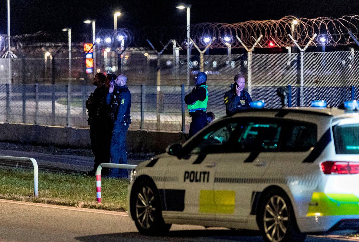 Police officers stand guard after all traffic has been closed at the Copenhagen Airport due to drone reports in Copenhagen, Denmark September 22, 2025. - Ritzau Scanpix/Steven Knap via REUTERSPIX
