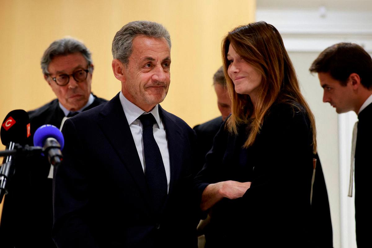 Former French President Nicolas Sarkozy reacts as he leaves with his wife Carla Bruni-Sarkozy after the verdict in his trial with other defendants on charges of corruption and illegal financing of an election campaign related to alleged Libyan funding of his successful 2007 presidential bid, at the courthouse in Paris, France, September 25, 2025. REUTERS/Stephanie Lecocq