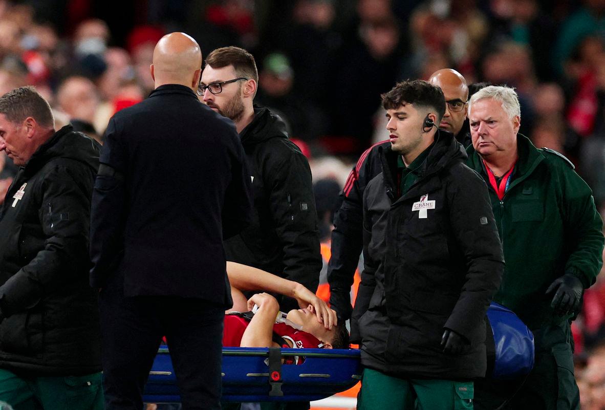 Football - Carabao Cup - Third Round - Liverpool v Southampton - Anfield, Liverpool, Britain - September 23, 2025Liverpool's Giovanni Leoni reacts as he is stretchered off after sustaining an injury as manager Arne Slot looks on - REUTERSPIX