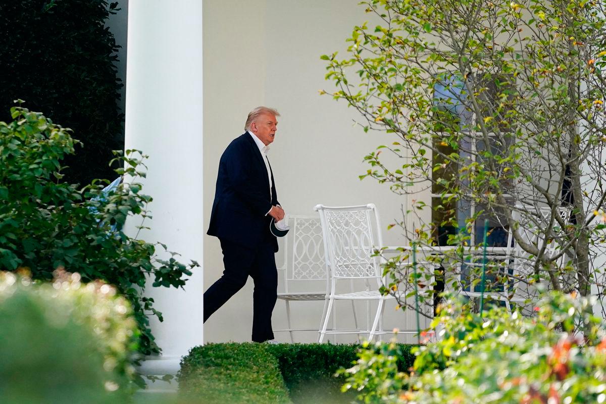 U.S. President Donald Trump walks as he returns to the White House in Washington, D.C., U.S., September 26, 2025. REUTERS/Nathan Howard