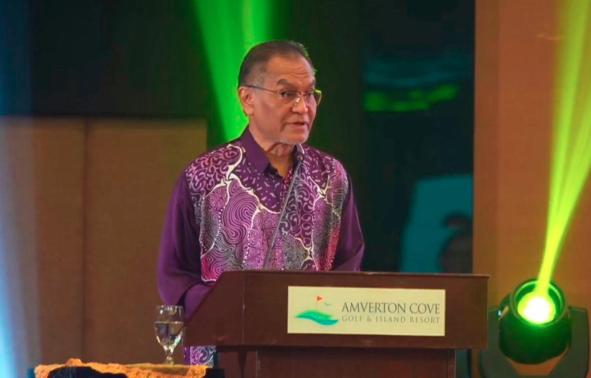 Health Minister Datuk Seri Dr Dzulkefly Ahmad gave a speech at the “Program Jalinan Madani: Pemerkasaan Perubatan Tradisional Orang Asli Semenanjung, Anak Negeri Sabah &amp; Sarawak” at Amverton Cove Golf &amp; Island Resort, Pulau Carey today. – Screengrab via Health Ministry’s Facebook Live