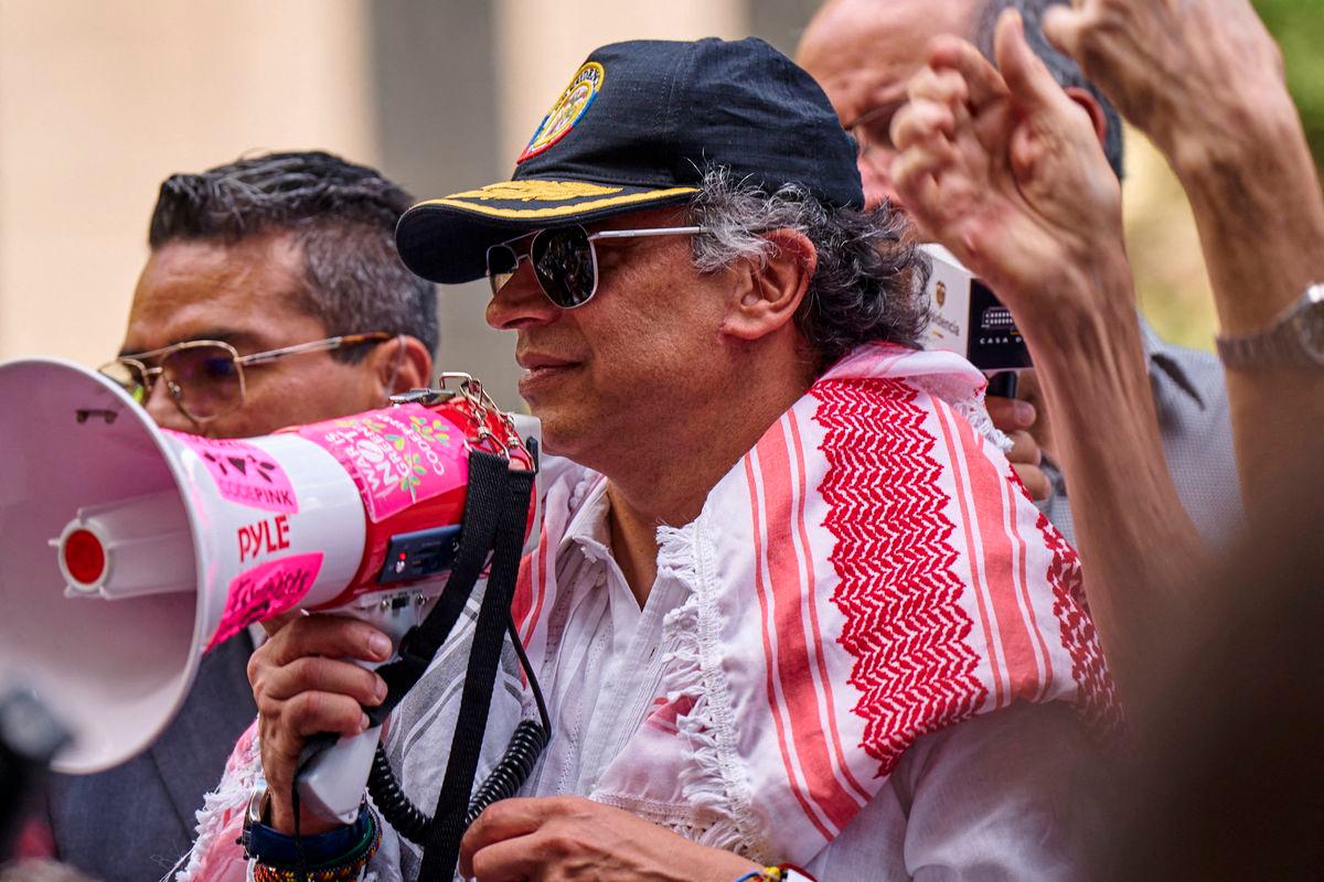 Colombian President Gustavo Petro addresses pro-Palestinian demonstrators at Dag Hammarskjold Plaza outside U.N. headquarters during the 80th United Nations General Assembly in New York City, U.S., September 26, 2025. REUTERS/Bing Guan TPX IMAGES OF THE DAY