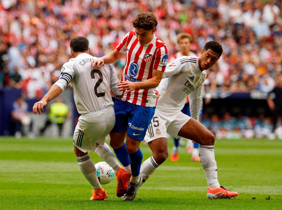 FILE PHOTO: Soccer Football - LaLiga - Atletico Madrid v Real Madrid - Riyadh Air Metropolitano, Madrid, Spain - September 27, 2025 Real Madrid’s Dani Carvajal and Jude Bellingham in action with Atletico Madrid’s Julian Alvarez REUTERS/Susana Vera/File Photo
