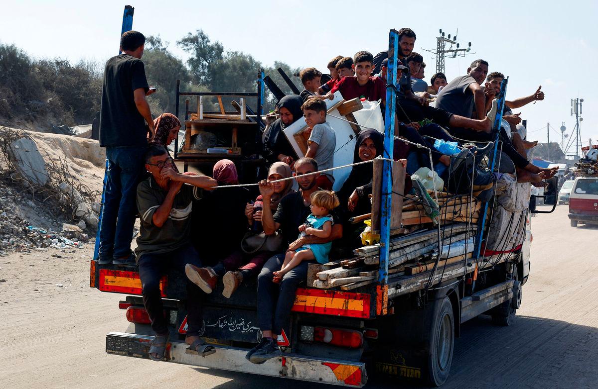 Displaced Palestinians fleeing northern Gaza due to an Israeli military operation move southward, after Israeli forces ordered residents of Gaza City to evacuate to the south, in the central Gaza Strip, September 29, 2025. - REUTERSPIX