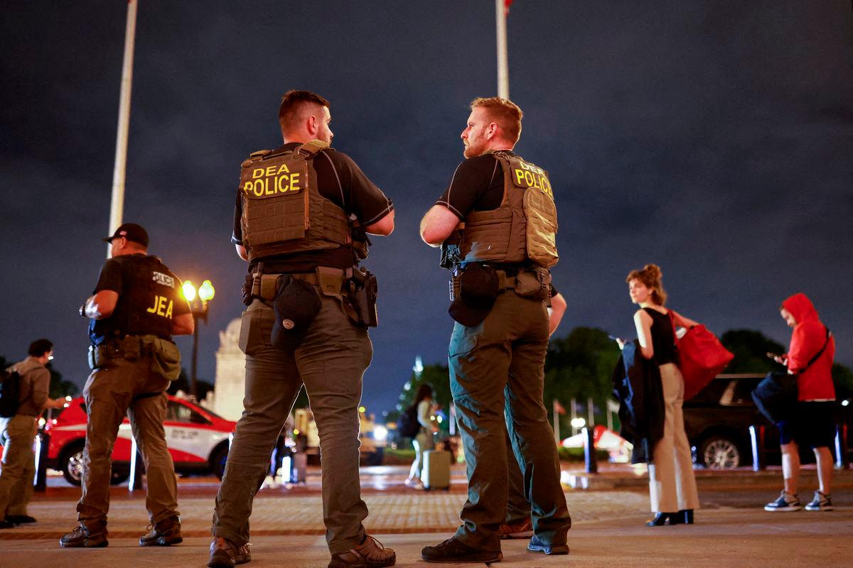 FILE PHOTO: Drug Enforcement Administration (DEA) federal agents patrol outside Union Station, after U.S. President Donald Trump deployed National Guard and ordered an increased presence of federal law enforcement to assist in crime prevention, in Washington, D.C., U.S., August 18, 2025. REUTERS/Jose Luis Gonzalez/File Photo