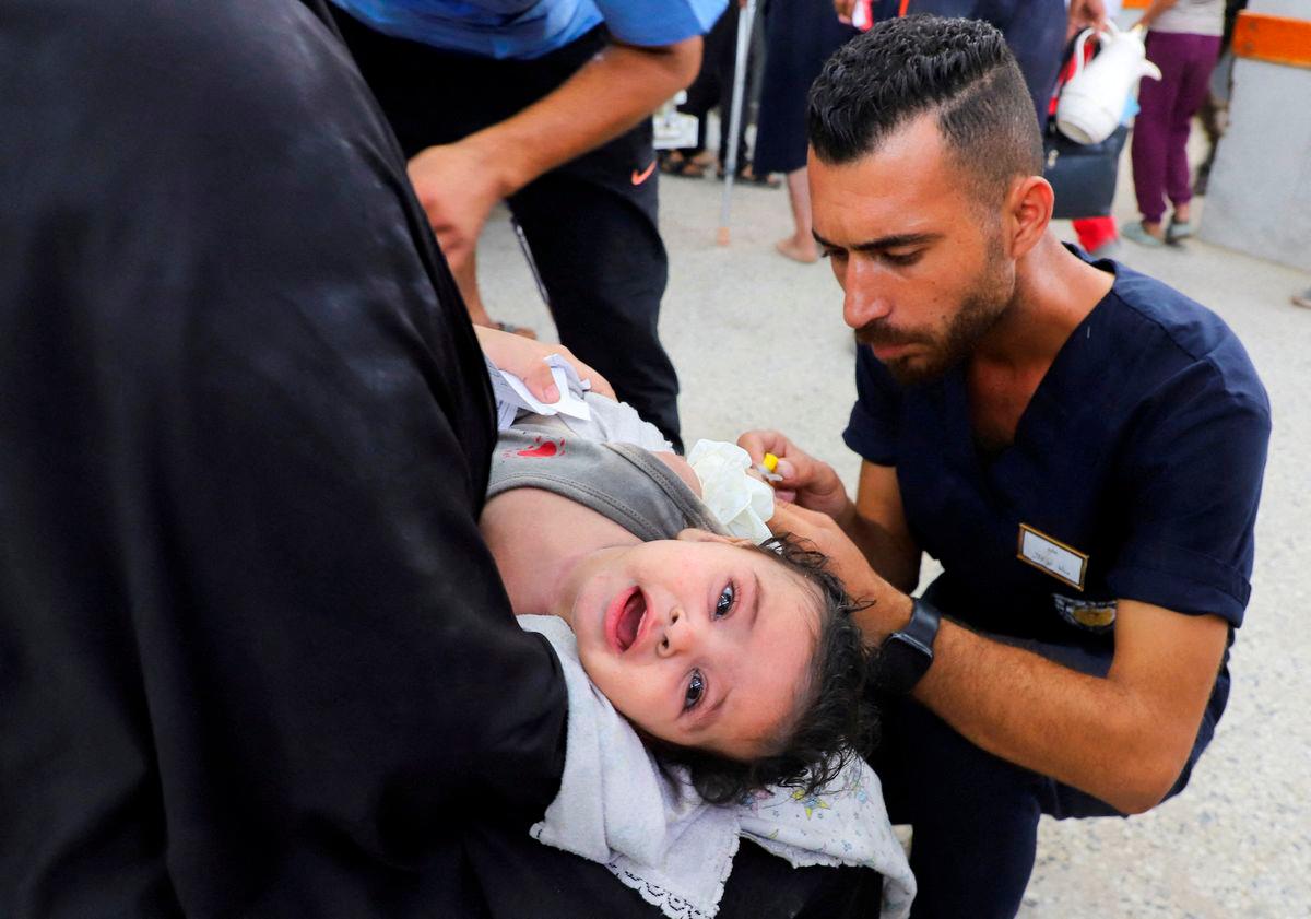 A wounded Palestinian child receives treatment at Al-Shifa Hospital after being injured in an Israeli strike, amid an Israeli military operation, according to medics, in Gaza City, September 29, 2025. REUTERS/Ebrahim Hajjaj TPX IMAGES OF THE DAY