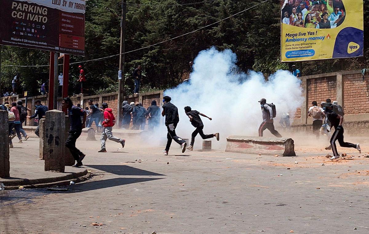 Penunjuk perasaan melarikan diri ketika polis rusuhan Malagasy menggunakan gas pemedih mata semasa demonstrasi membantah gangguan bekalan elektrik dan kekurangan air yang kerap, berhampiran Universiti Antananarivo, Madagascar pada 29 September 2025. - Reuters